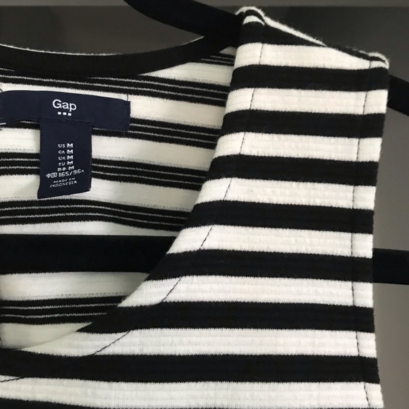 GAP Crop Top - Picture 3 of 3